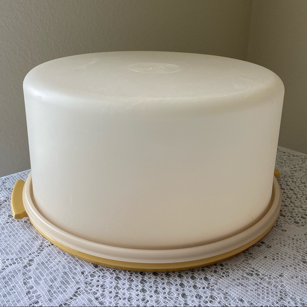 •Vintage• Tupperware “Harvest Gold” Large Travel Cake Carrier